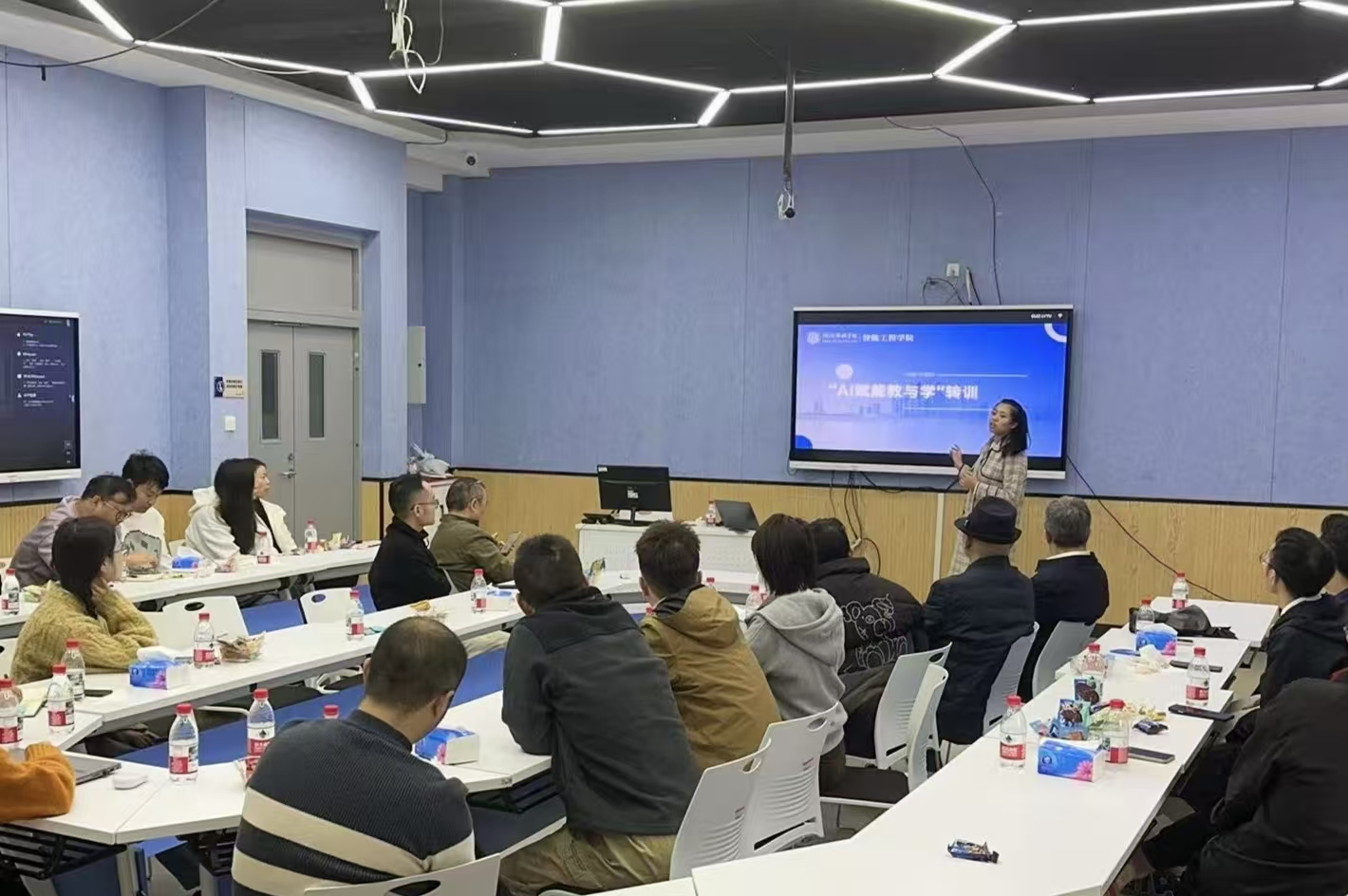 智能工程学院召开“AI赋能教与学”专题会议——探索智慧教学新路径